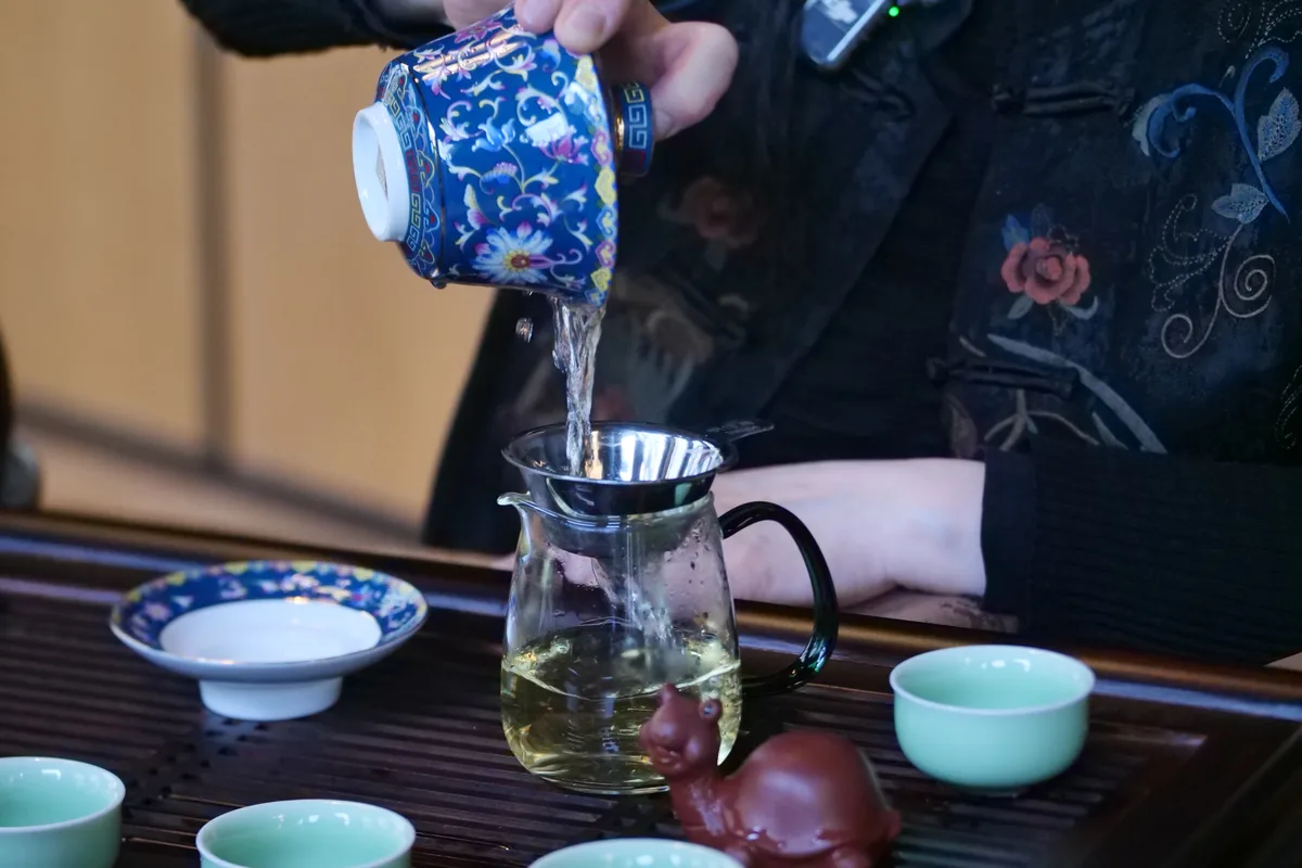 Teezeremonie im Yulu Teahouse in Uster.
